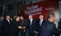 Kahramanmaraş’ta Bayram Coşkusu: Protokol ve Vatandaşlar Aynı Meydanda Buluştu