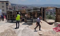 Kahramanmaraş’ta tır devrildi sürücüsü yaralandı