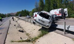 Göksun’da otomobil bariyerlere çarptı: 3 yaralı