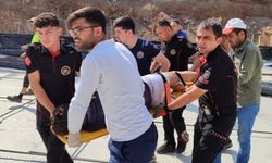Vinçten kayan demir çubuk hayalarına saplandı