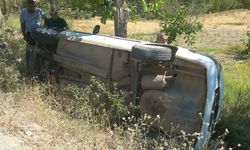 Ekinözü’nde otomobil şarampole devrildi: 1 yaralı