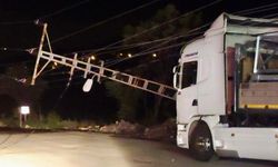 Şiddetli rüzgar çatıları uçurdu elektrik direklerini devirdi