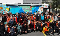 Mobil kütüphane 2025’te on binlerce çocuğu kitapla buluşturdu