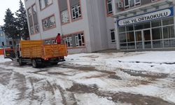Kahramanmaraş’ta okul çevrelerinde kar mesaisi: Öğrenciler için öncelik