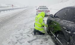 Kahramanmaraş’ta kara saplanan sürücülerin imdadına jandarma yetişti