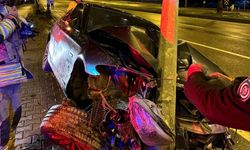 Kahramanmaraş’ta korkutan trafik kazası: Araç direğe ok gibi saplandı