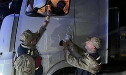 Kahramanmaraş’ta yolda kalanlara Jandarma ve Kızılay’dan yardım eli