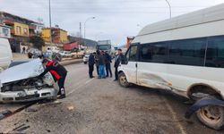 Pazarcık’ta servis aracı ile otomobil çarpıştı: 2 kişi yaralandı