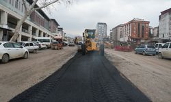 Kahramanmaraş’ta Hükümet Bulvarı sıcak asfaltla yenileniyor