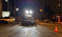 Şiddetli yağış sonrası belediye ekipleri gece boyunca sahada