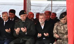 Deprem şehitleri üçüncü yılında mezarları başında anıldı