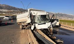 Kahramanmaraş’ta kamyonet bariyere saplandı