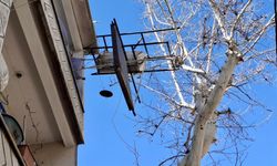 Kahramanmaraş’ta şiddetli rüzgar çatıları uçurdu