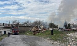 Kahramanmaraş Dulkadiroğlu Beyazıtlı Mahallesi’nde ikinci el eşya dükkanında yangın paniği