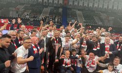 Kahramanmaraş Onikişubat Belediyespor şampiyon oldu kupayı kaldırdı