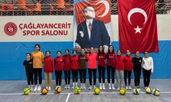 Kahramanmaraş'ta voleybol şoku! Şampiyon yarı finale uçtu