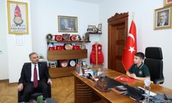 Başkan Hanifi Toptaş, 23 Nisan’da koltuğunu minik Halil Sami’ye devretti