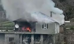 Kahramanmaraş Andırın'da ev yangını! Çiçekli Mahallesi'nde iki katlı bina alev alev yandı