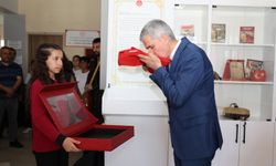 Çanakkale’den Gelen Bayrak Okuluna Törenle Teslim Edildi