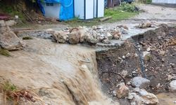 Kahramanmaraş Andırın'da şiddetli sağanak dereleri taşırdı
