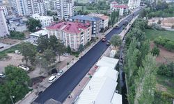 Elbistan Pınarbaşı Caddesi'nde asfalt yenileme çalışmaları hız kesmeden sürüyor