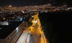 Kahramanmaraş'ta Girne Caddesi'nde gece asfalt çalışmaları devam ediyor