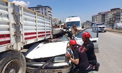 Kahramanmaraş’ta otomobil dorseye ok gibi saplandı