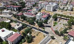 Bahçelievler'de sıcak asfalt mesaisi sürüyor