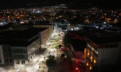 Kahramanmaraş'ta Şeyh Adil Caddesi sıcak asfaltla yenileniyor