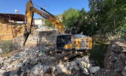 Kahramanmaraş'ta 50 yıllık eski köprü yıkılarak yerine modern bir yapı inşa ediliyor