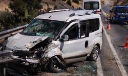 Kahramanmaraş’ta hafif ticari araç bariyerlere çarptı 4 yaralı