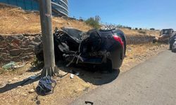 Kahramanmaraş'ta otomobil KGYS direğine çarptı: 2 ağır yaralı