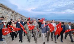 Dünyanın en büyük Türk bayrağında anlamlı 30 Ağustos Bayrağa Saygı Yürüyüşü