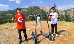 Scooterlarını bayrak sevgisi için sürdüler, zirvede dünyanın en büyük ay yıldızıyla buluştular