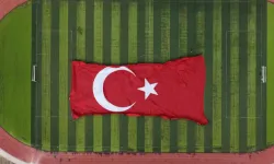 Gökyüzünde Türk bayrağıyla rekor! 3 bin 37 metrekarelik dev bayrak dalgalandırıldı