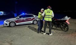 Kahramanmaraş’ta jandarmadan motosiklet sürücülerine reflektif yelek