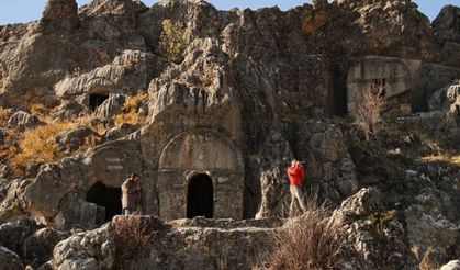 Kahramanmaraş’taki kaya mezarlar görenleri hayran bırakıyor