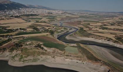 Kahramanmaraş’ta baraj suları çekildi köy ortaya çıktı