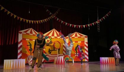 Kütahya Belediyesi Şehir Tiyatrosu, ’Benim Güzel Pabuçlarım’ oyununu Akşehir’de de sahneledi