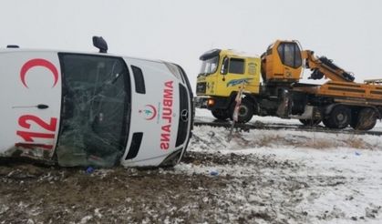 Ankara'da hasta taşıyan ambulans kaza yaptı 5 yaralı