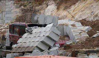 Kahramanmaraş’ta duvar çöktü araçlar altında kaldı