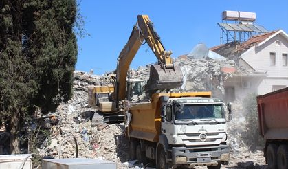Arsuz'da yıkım ve enkaz kaldırma çalışmaları sürüyor