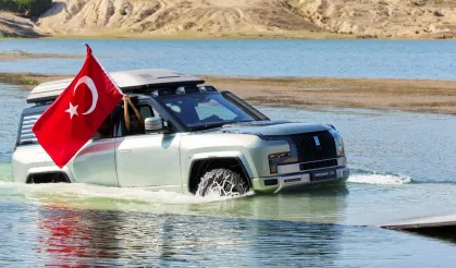 Bu arabalar hem yüzüyor, hem etrafında dönüyor, hem de zıplıyor!