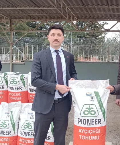 Pazaryeri'nde 79 çiftçiye yağlık ayçiçeği tohumu dağıtıldı