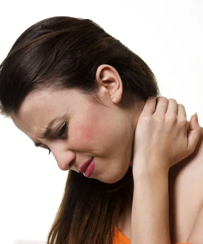 Akıllı telefon ve bilgisayar kullanımı boyun sağlığını tehdit ediyor