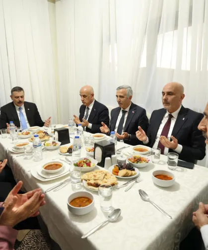 Bakan Çiftçi depremzede aileyle iftar yaptı