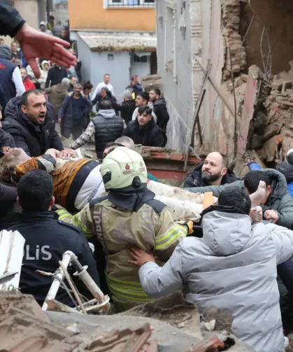 Fatih'te son durum: 1 Ölü, 10 yaralı!