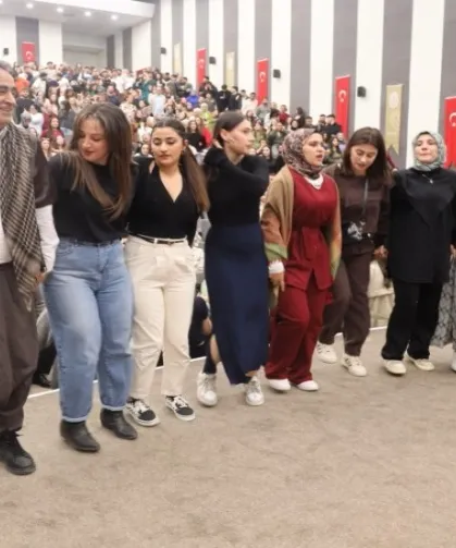 Üniversitede sıra gecesi coşkusu