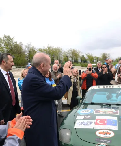 Cumhurbaşkanı Erdoğan, ralli kafilesini Külliye'den uğurladı