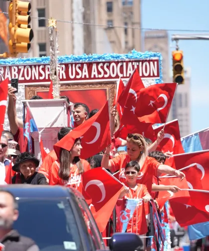 New York'ta Türk bayraklarıyla coşkulu yürüyüş... Binlerce kişi Manhattan'ta buluştu